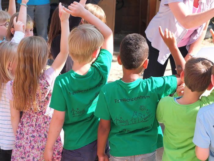 Enfants qui jouent en colonie de vacances